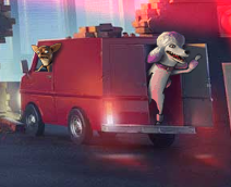 Dois cães animados, um com cabeça de poodle e outro com orelhas grandes, espreitam de uma carrinha vermelha em movimento numa rua urbana ao entardecer.